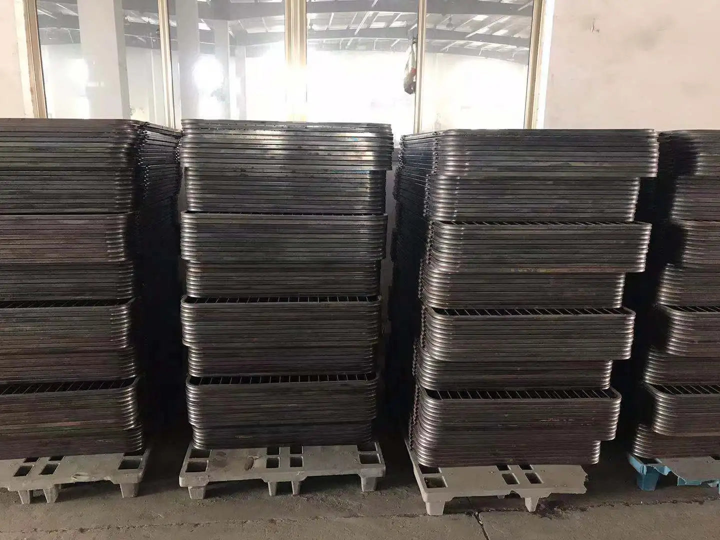 Choose high-quality stainless steel wire PP plastic cat cage with mobile base inexpensive  Wholesale factory price