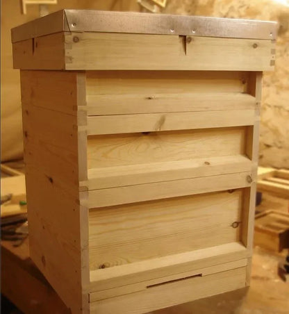 Wholesale Beehive Kit Beekeeping Red Cedar Wood UK British Standard National Bee Hive and Frame with Foundation